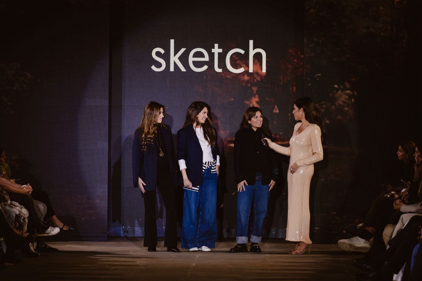 Siluetas amplias y relajadas en el desfile de Sketch