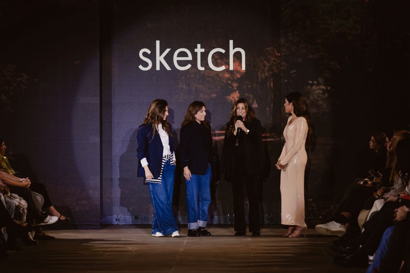 Siluetas amplias y relajadas en el desfile de Sketch