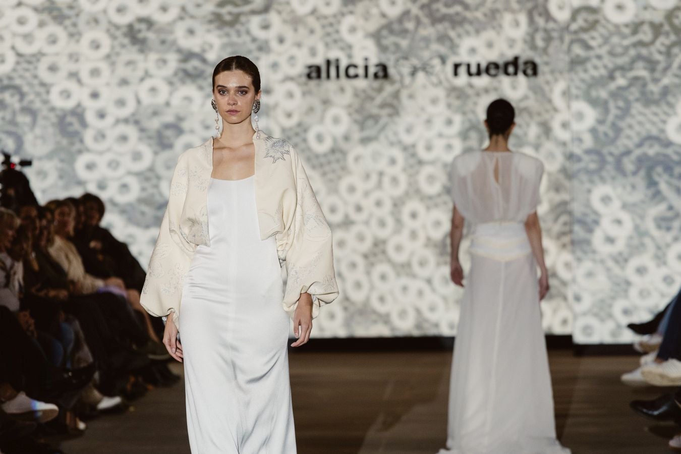 Alicia Rueda luce sus vestidos en San Telmo