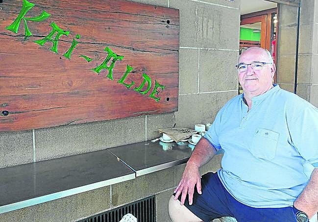 Koldo Díaz posa en la barra de la pastelería Kai-Alde, en Hondarribia, que cierra el negocio tras no haber encontrado relevo.