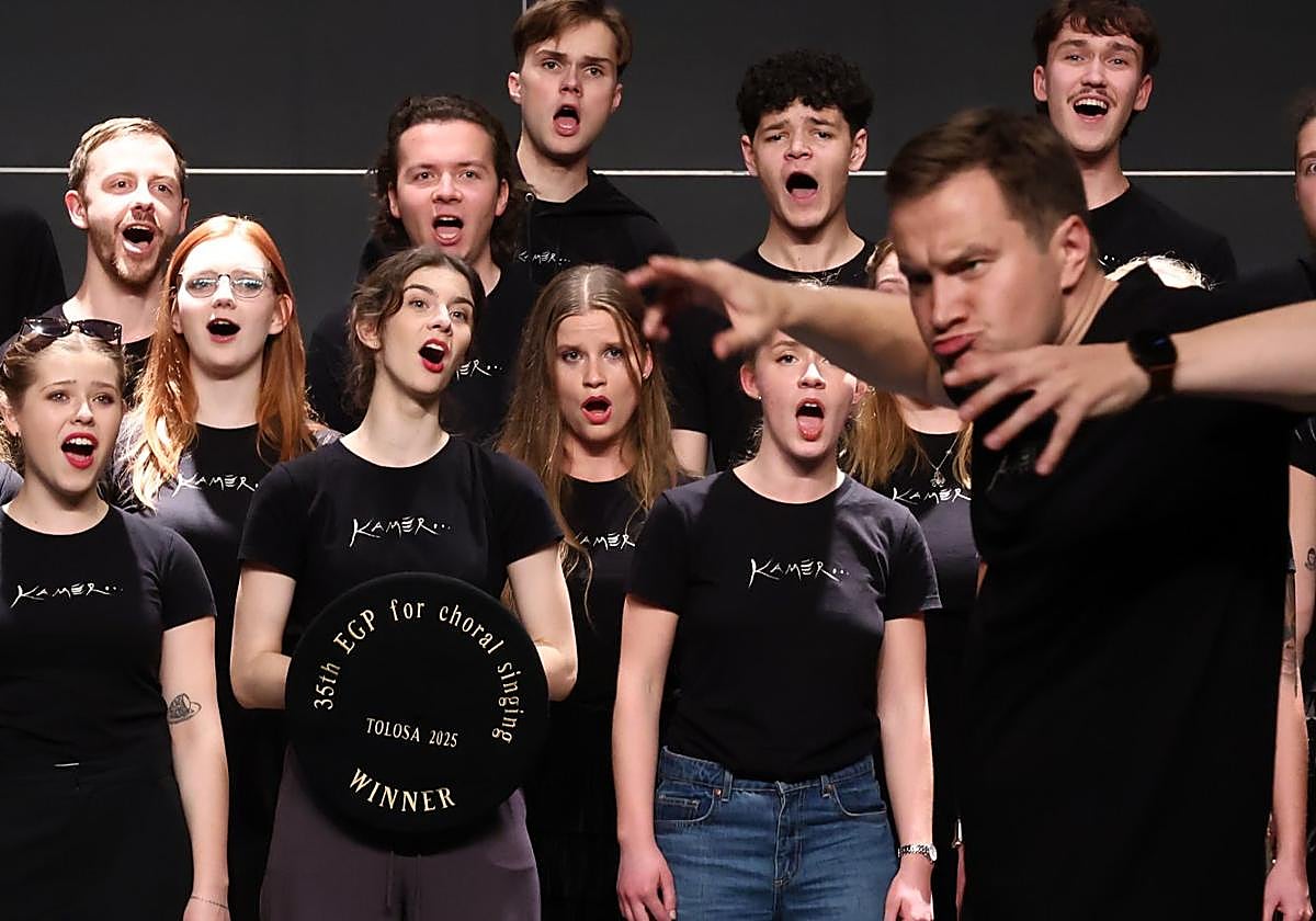 El director del coro letón Youth Choir Kamer, Jurgis Cabulis, tras recibir el 'Gran Premio Europeo'.