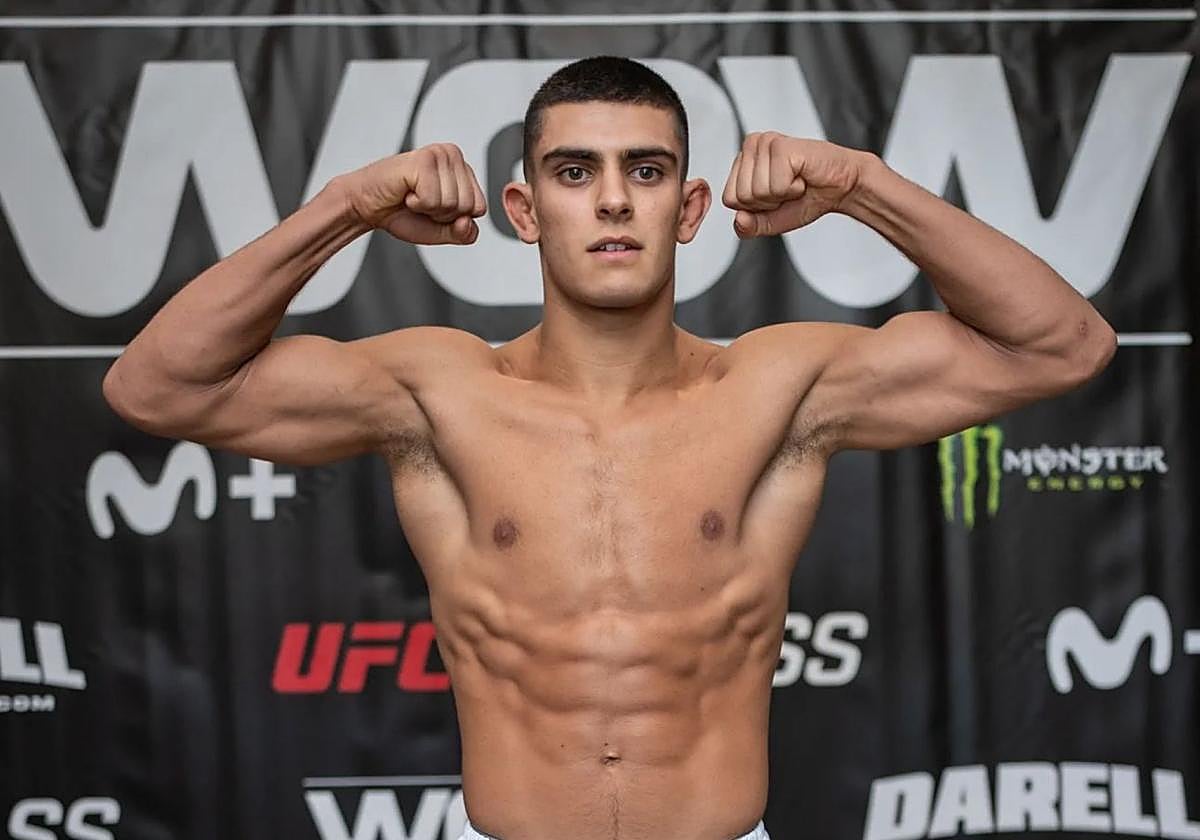 Yaman «El Diamante», luchador profesional de la MMA, posa durante el pesaje previo a un combate.