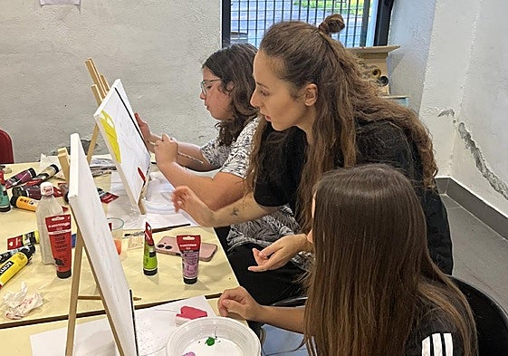Ane Gómez con los participantes en el taller que se celebró en la inauguración de su muestra en Martindozenea.