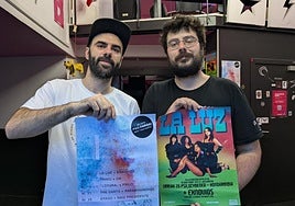 Ibai Garzón y Urko Iridoy, de Psilocybe, con el cartel del próximo mes y con el del concierto de hoy.