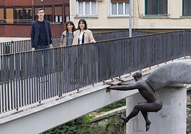 El concejal de Urbanismo, la arquitecta municipal y la alcaldesa, en el renovado puente de Urazandi.