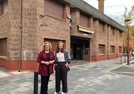 La concejal de Servicios Sociales, Nerea López de Heredia, y la trabajadora social del Ayuntamiento, Sheila Alonso, presentaron la iniciativa.