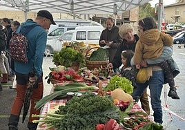 La muestra de productos de los caseríos en el aparcamiento del Toki Ona y la votación popular en el concurso de quesos en Kanttonberri.