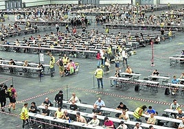 Centenares de opositores participan el examen escrito de una OPE en un pabellón del BEC de Barakaldo.