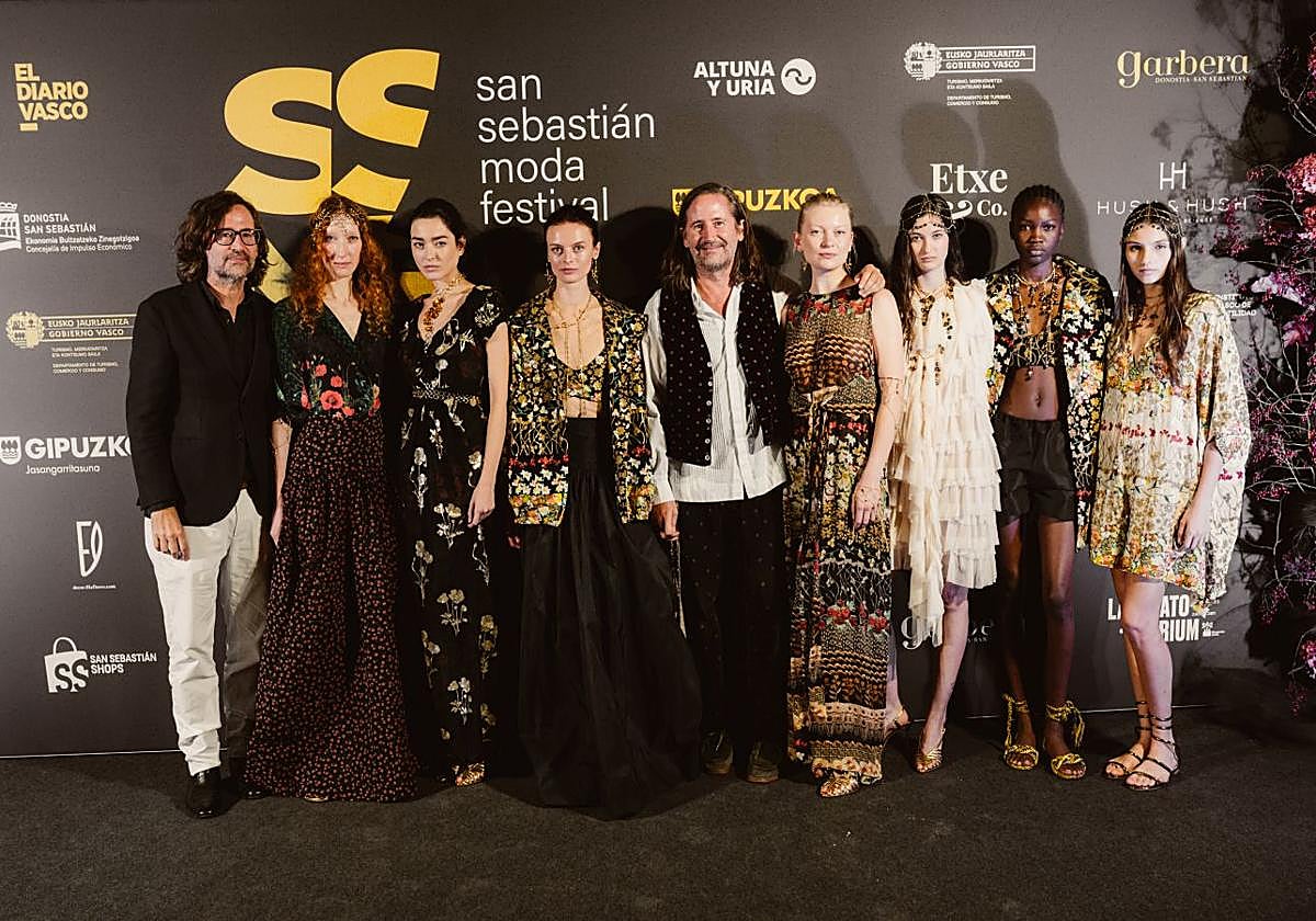 Los hermanos Muñoz de Ailanto en el 'photocall' junto con algunas de las modelos tras el desfile.