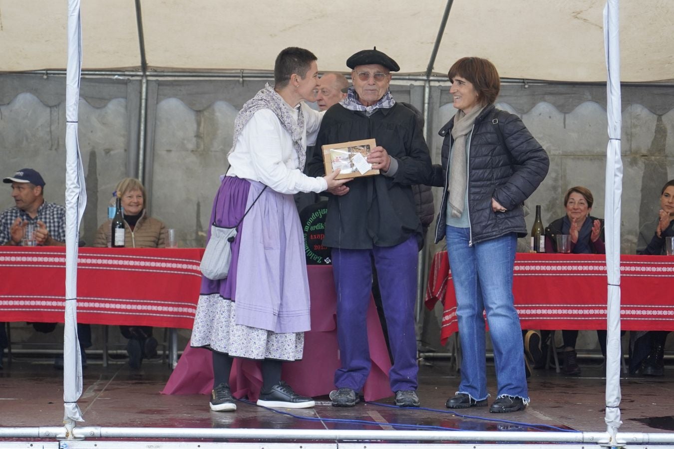 Ardiki egun bikaina Zaldibian