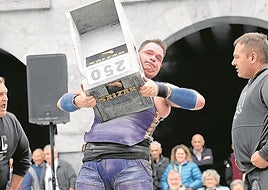 Inaxio Perurenak 250 kiloko harria altxatu zuen unea.