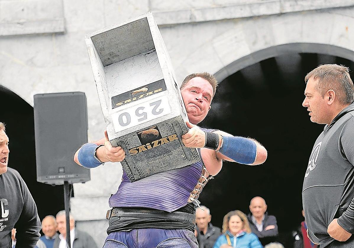 Inaxio Perurenak 250 kiloko harria altxatu zuen unea.