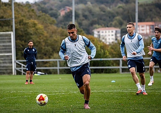 Karrikaburu corre hacia el balón en la sesión del sábado en Zubieta.