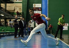 Peña II intenta devolver una pelota.