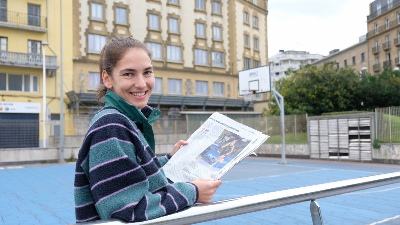 Rosó Buch, con la crónica de este periódico del triunfo del IDK ante el Perfumerías Avenida.