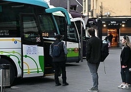 Varias personas esperan a acceder a un autobús de Avanza en la estación de Eibar.