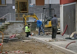 Trabajadores en una obra en Eibar.