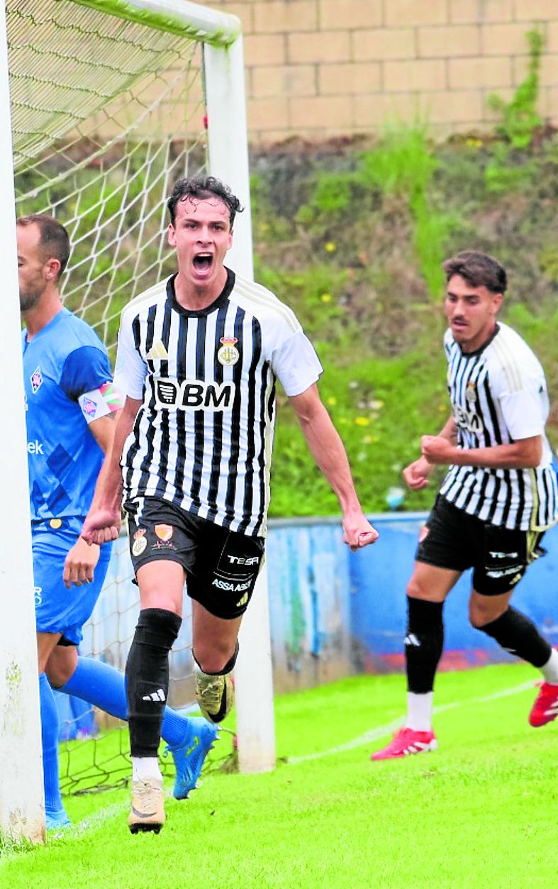 Unai celebra el tanto logrado ante el Amorebieta.