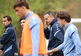 Sergio se tapa la cara tras Rivas y José Rodríguez y flanqueado por Goti y Odriozola, presumibles titulares mañana, en el entrenamiento de este lines
