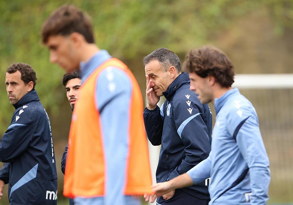 Sergio se tapa la cara tras Rivas y José Rodríguez y flanqueado por Goti y Odriozola, presumibles titulares mañana, en el entrenamiento de este lines