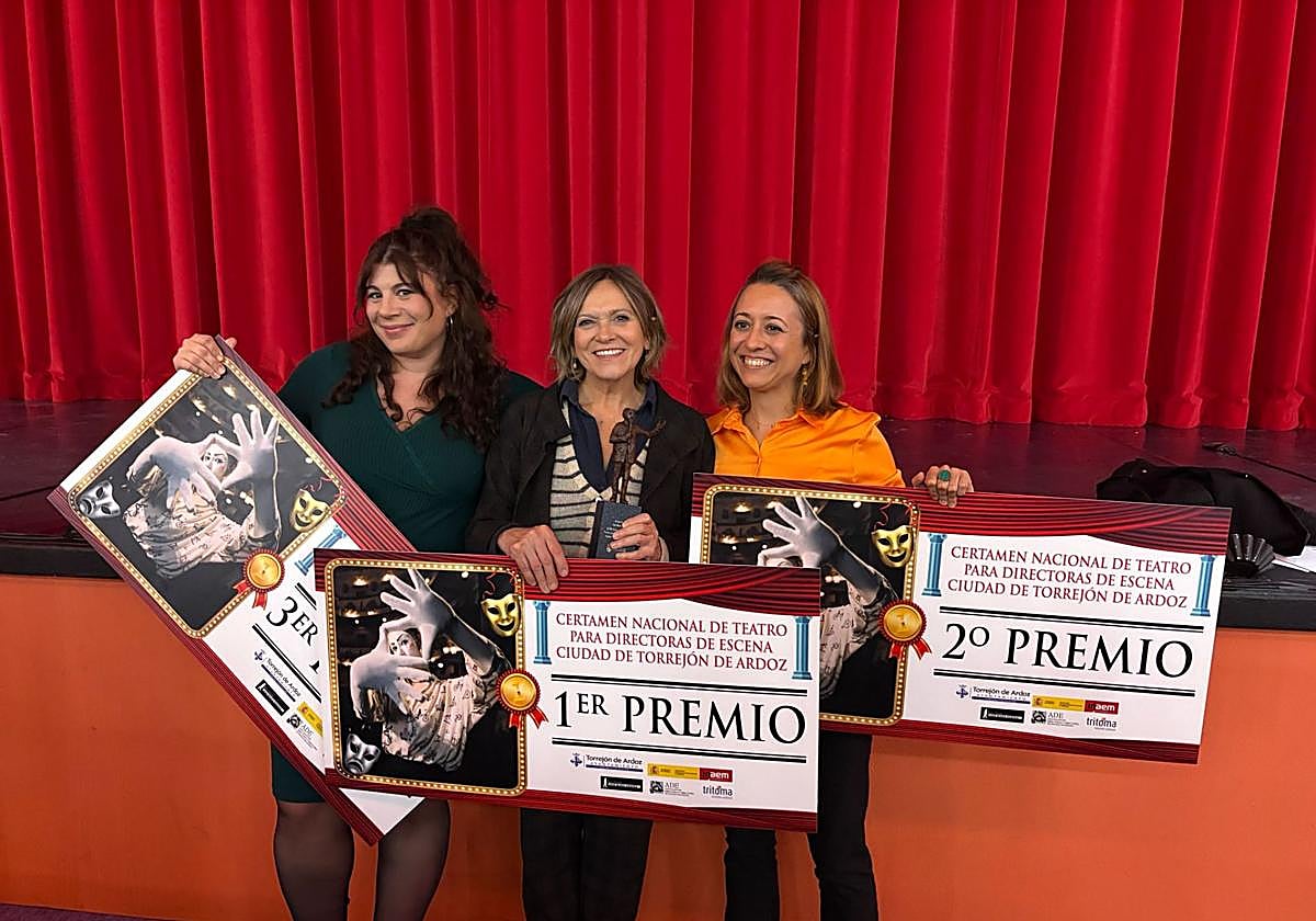 Gabilondo, en el centro, junto a las dos finalistas.