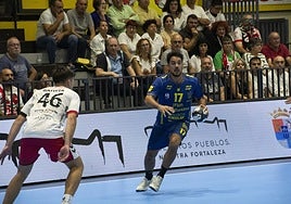 Rodrigo Salinas encara a Batista en el partido contra el Nava.