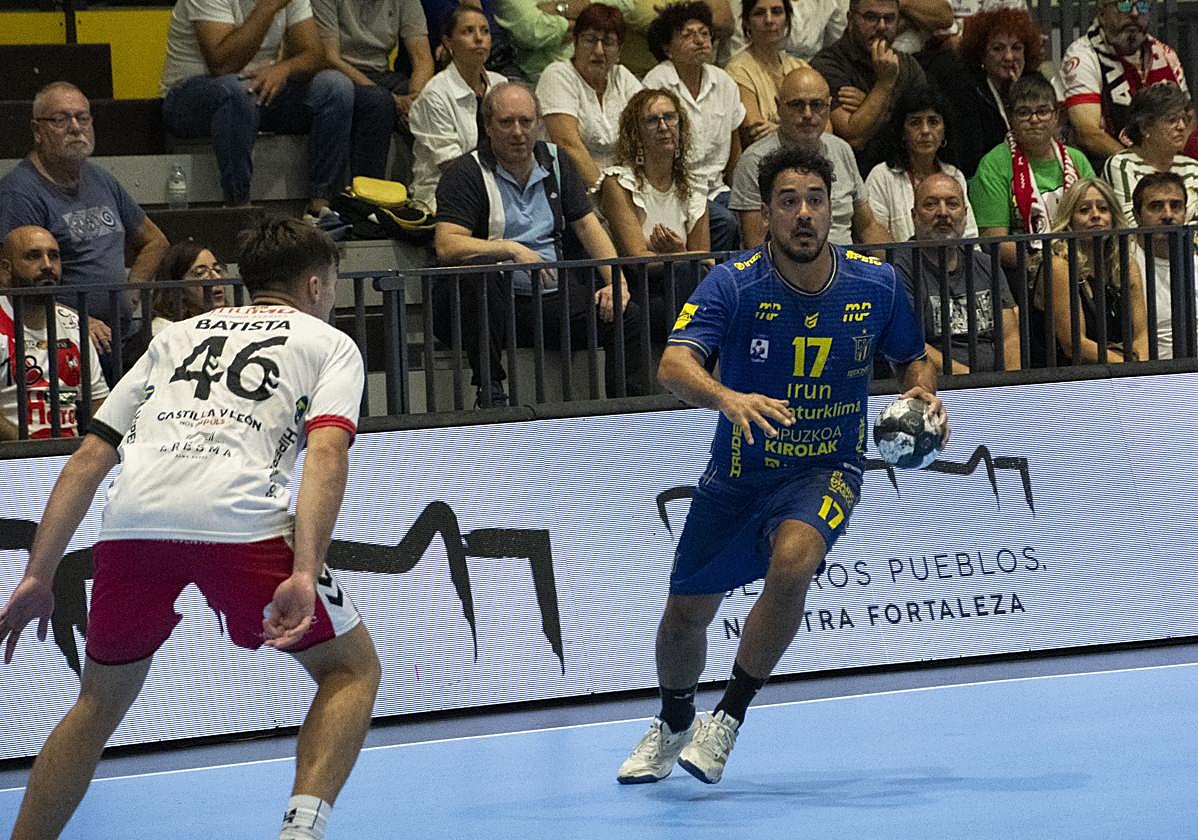 Rodrigo Salinas encara a Batista en el partido contra el Nava.