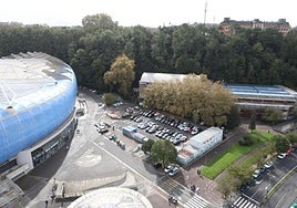 El Atano III junto al estadio de Anoeta y su acceso.
