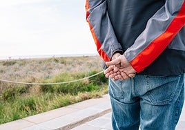 Lo que la Psicología y los expertos dicen sobre quienes caminan con las manos detrás, de la calma a la inseguridad