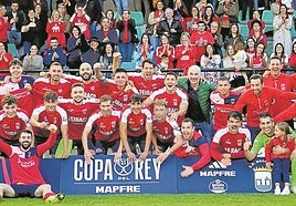 La plantilla del Negreira celebra el pase a esta ronda de la Copa del Rey en el campo Jesús García Calvo.