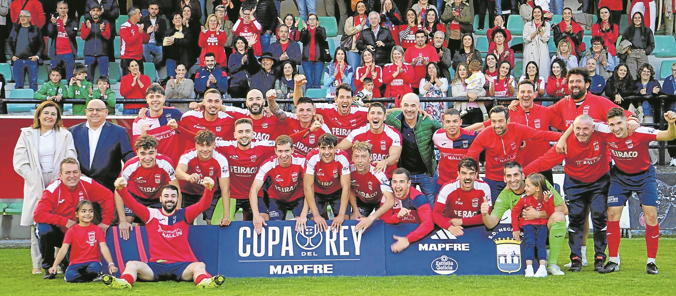 La plantilla del Negreira celebra el pase a esta ronda de la Copa del Rey en el campo Jesús García Calvo.