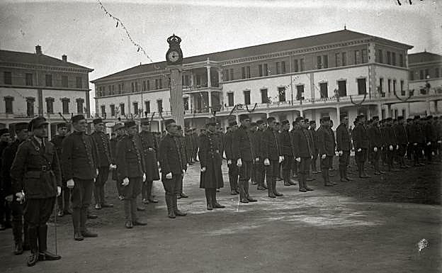 Reclutas en formación en el patio del Cuartel de Loyola en 1927.