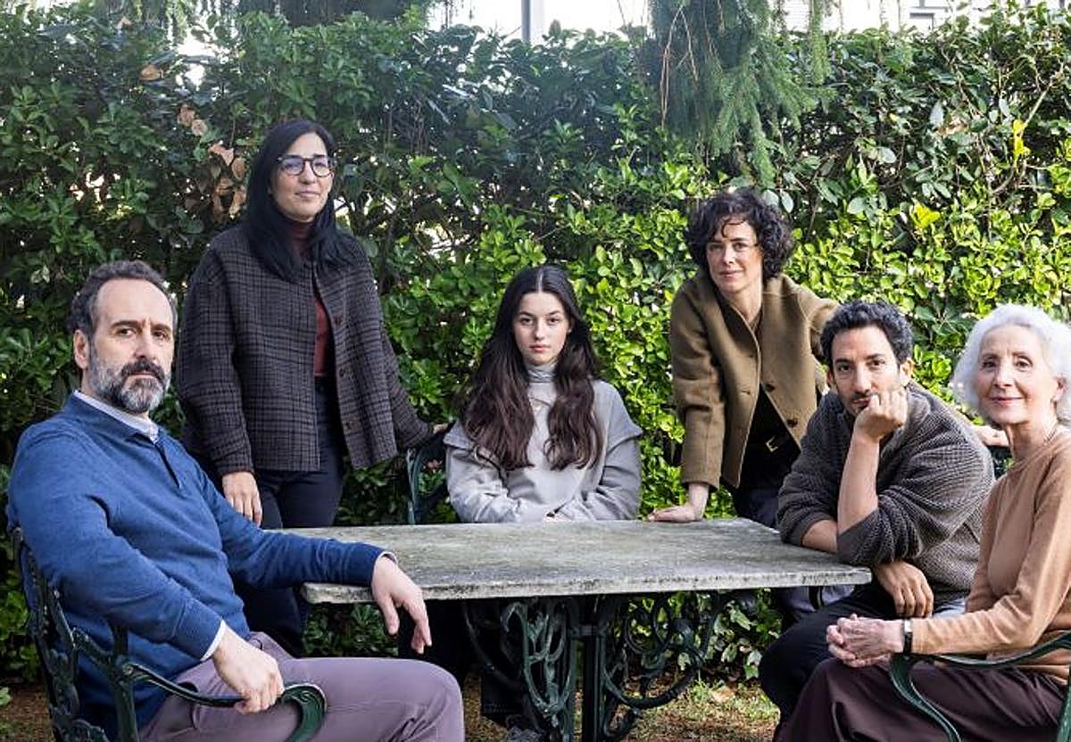 Los actores de la película junto a la directora Alauda Ruiz de Azúa