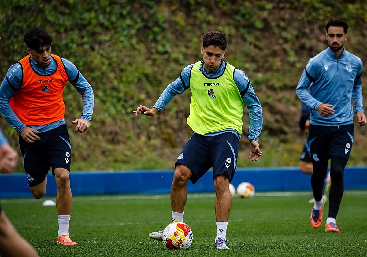 Los jugadores de la Real, en un entrenamiento en Zubieta.