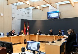 Los abogados de las partes implicadas y el tribunal en la sala de la Audiencia Provincial de Gipuzkoa donde se ha celebrado la vista oral.