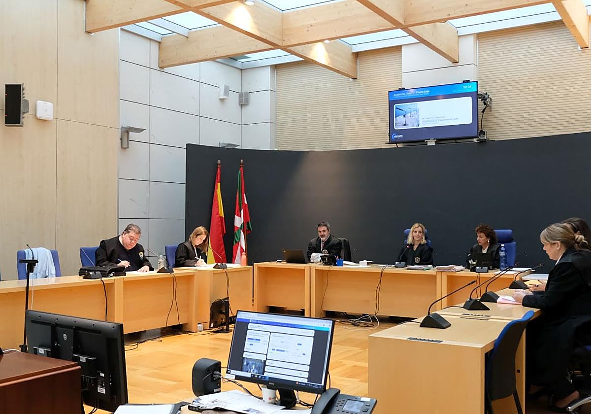 Los abogados de las partes implicadas y el tribunal en la sala de la Audiencia Provincial de Gipuzkoa donde se ha celebrado la vista oral.
