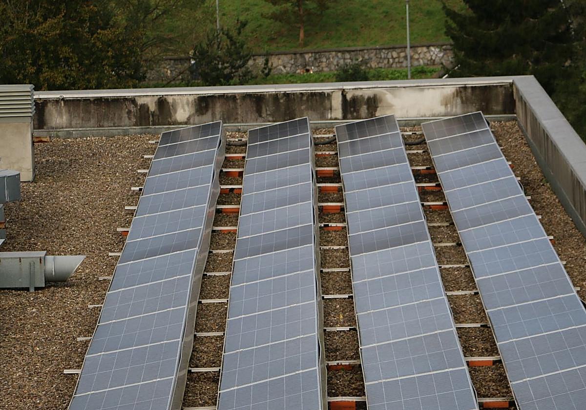 Las comunidades de vecinos de Donostia podrán solicitar ayudas para instalaciones fotovoltaicas