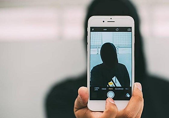 Una persona se hace un selfie, en una imagen de recurso