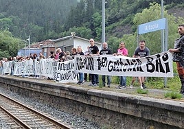 Vecinos de Altzola reivindican en un acto el mantenimiento de la estación del barrio.