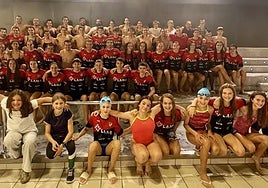Las y los nadadores y exnadadores que participaron en el pique intergeneracional disputado para celebrar cuatro décadas de brazadas del Aloña, en la grada de la piscina.