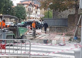 Trabajos ayer al mediodía, con la calle cortada en este cruce.