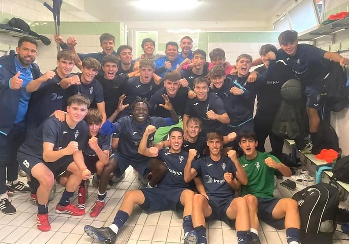 La fiesta de los bergareses en el vestuario basauritarra.