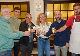 Udal eta SUDCeko ordezkariak elkarteko bazkideekin brindisa egiten.