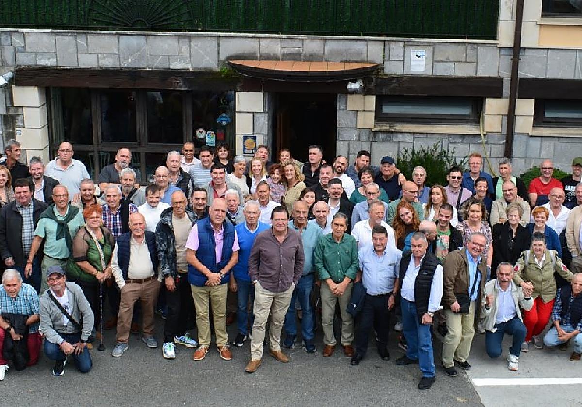 Los trabajadores de los diferentes departamentos de Dbus, en el homenaje a su compañero Rafa Albistur celebrado en la sidrería Oianume.