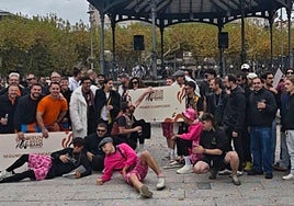 Los músicos de las diferentes bandas participantes en la foto de familia con la que se cerró el festival.