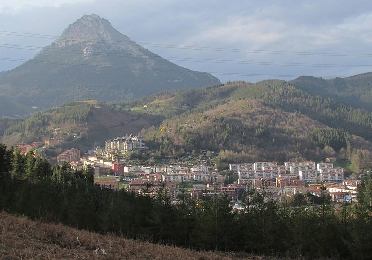 Vista de Arrasate y Udalatx desde el cruce de caminos rurales de Asuela.