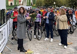 La organización entregó un ramo de flores a Ane Santesteban.