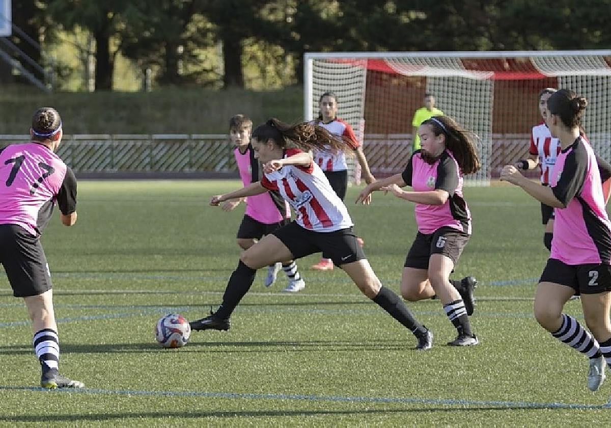 Una jugadora del 'Haundi' femenino rodeada de rivales en un partido disputado en Mintxeta.