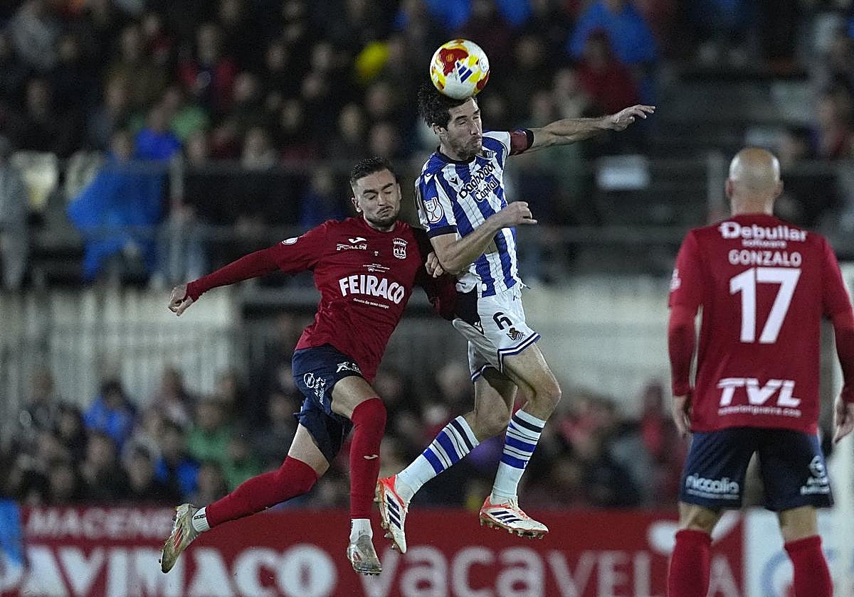 Aritz despeja el balón de cabeza ante Pereira.