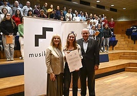 Intza Martín Egaña recibe el Premio Orfeón-Musikene